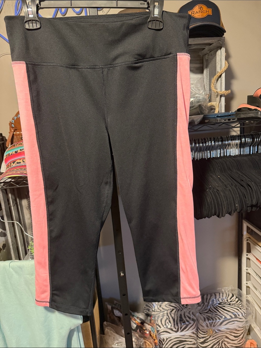 Source Unknown Black Leggings with Coral Side Panels — Capri Style